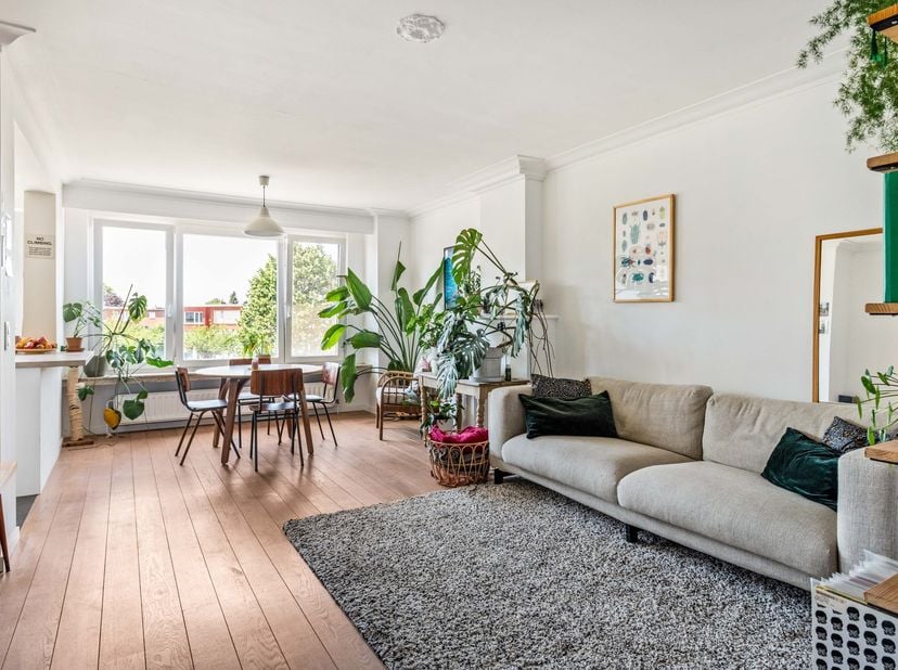 Gunstig gelegen, gerenoveerd 2 slaapkamer appartement met privatieve tuin!<br />
<br />
Dit appartement is gelegen op de tweede verdieping van het kle