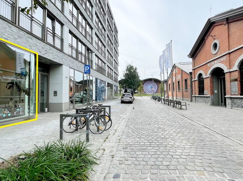 Cet espace commercial est situé au rez-de-chaussée du récent complexe « Liberty ». Une belle résidence qui attire immédiatement l'attention dans le qu