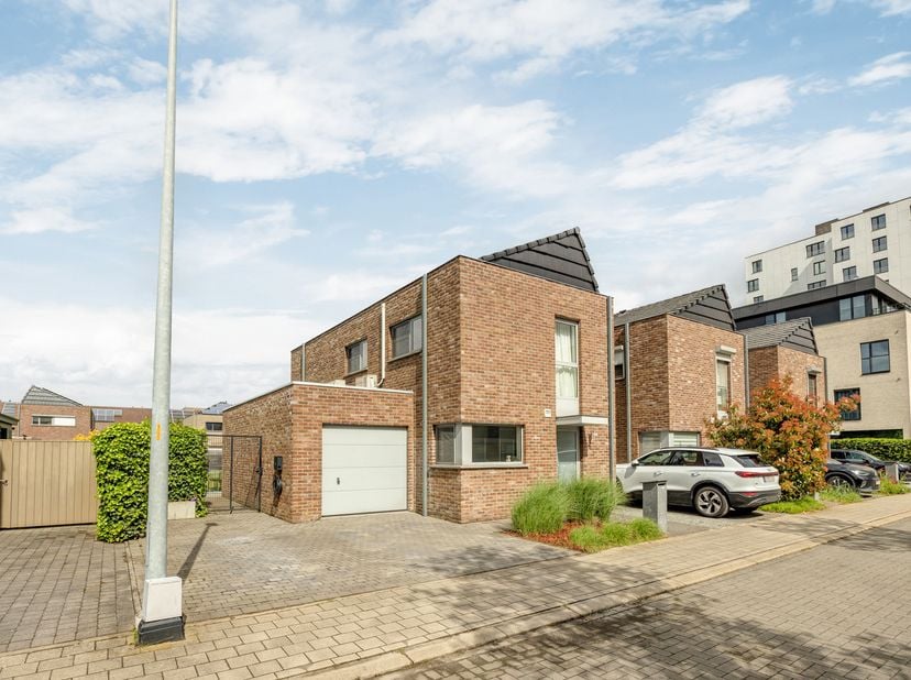 Deze goed onderhouden gezinswoning is gelegen in de groene omgeving van 'De Zaat' vlakbij de Schelde, wat garant staat voor leuke wandel- of fietstoch