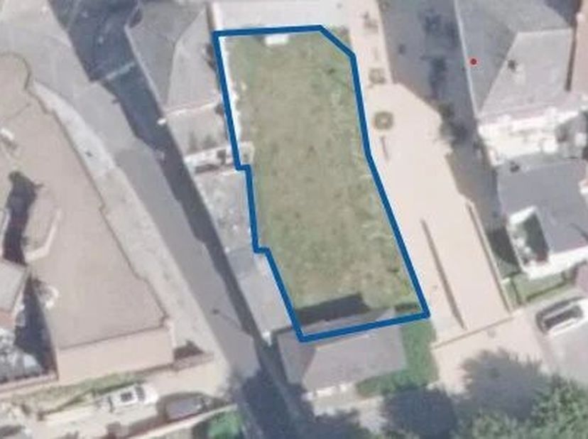 Deze ruime projectgrond van 2are 98ca ligt pal in het centrum van Sint-Truiden (de Stapelstraat) en is daarom ideaal voor de bouw van een appartements