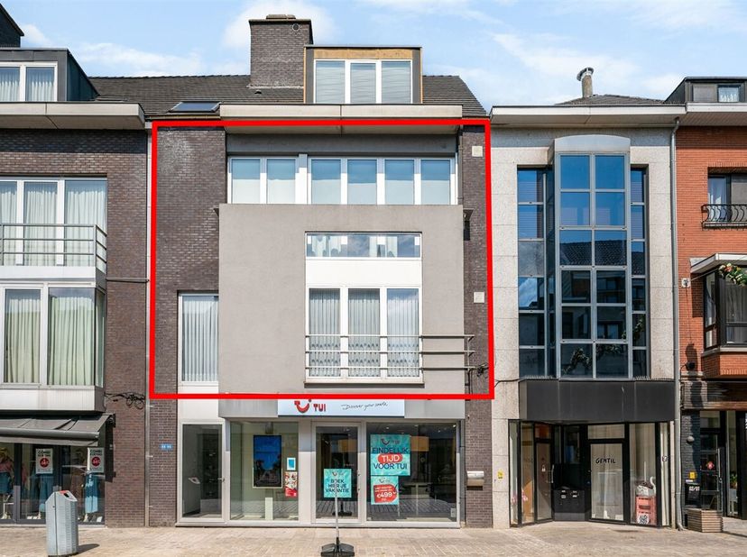 Prachtig duplex appartement (2 slpk.) met ruim terras en hoogwaardige afwerking in het hart van Herentals.<br />
Dit stijlvolle en uitzonderlijk ruime