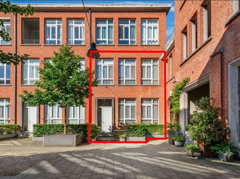 Uniek gelijkvloers duplex-appartement (138 m²) in het prestigieuze woonproject Mère Jeanne<br />
Ligging<br />
Gelegen in het hart van de bruisende Th