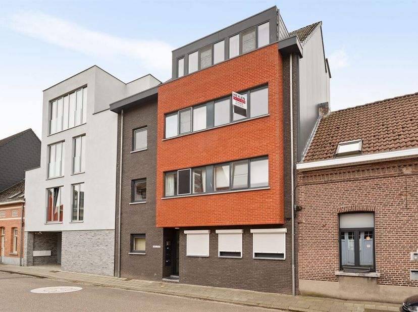 Openhuizendag op zaterdag 13 juni van 17u00 - 18u00.<br />
1-slaapkamerappartement in het centrum van Geel<br />
.<br />
Dit appartement is gelegen op