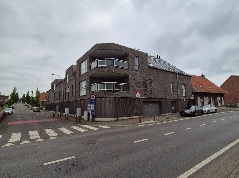 Prachtig recent hoekappartement met groot terrasDit duplexappartement, gelegen op het 1ste verdiep, bestaat uit:* inkom, berging, open keuken, living,