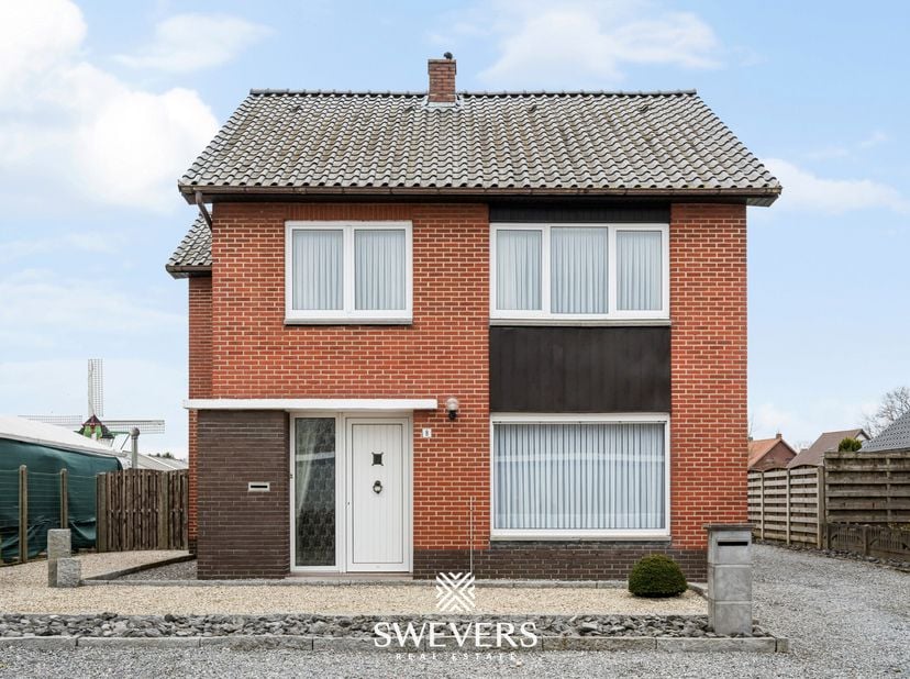 Voor meer info en fotos, surf naar www.swevers.be  In een rustige straat in Kinrooi ligt deze vrijstaande woning met veel potentieel op een perceel va