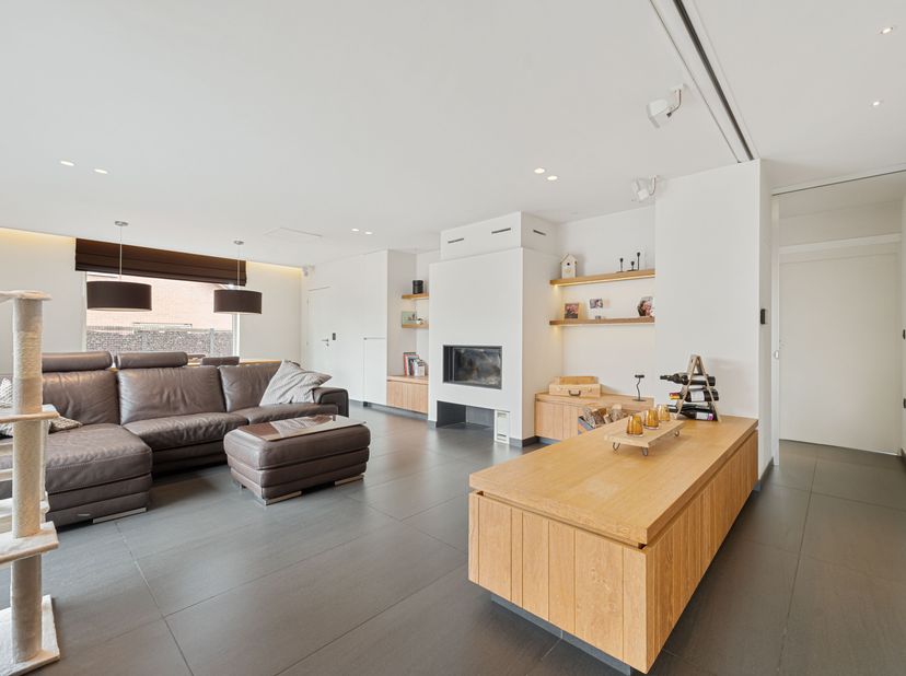 Unieke topper met 5 slaapkamers, lift, mega garage &amp; wellness tuin!<br />
Op zoek naar ruimte, comfort én dat tikkeltje extra? Deze instapklare woning