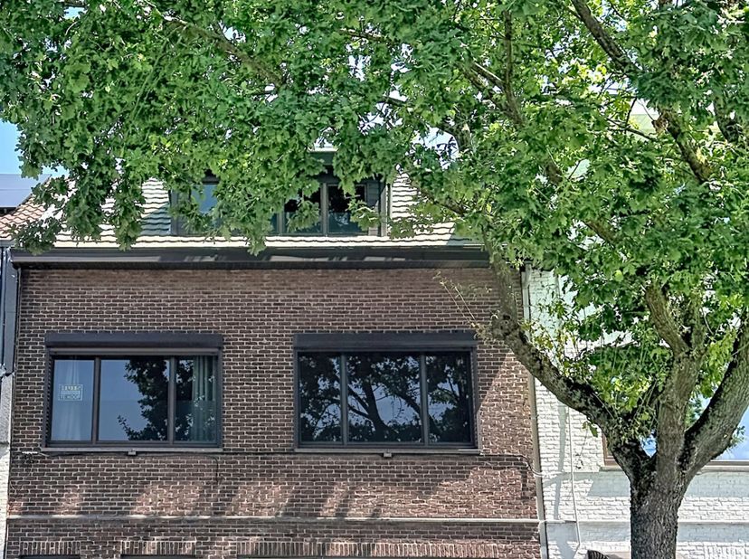 Bent u op zoek naar opbrengsteigendom of woning met praktijk-of handelsruimte? Dan is deze rijwoning in het centrum van Leopoldsburg precies wat u zoe