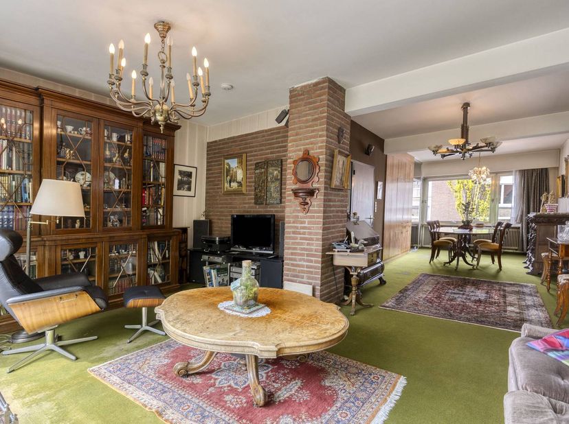 Bent u op zoek naar een huis met veel potentieel op een toplocatie? Ontdek deze te renoveren 3-gevel bel-etage, gelegen in de rustige J. Bogemansstraa