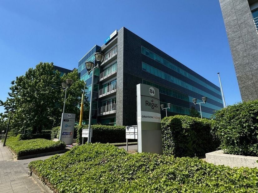 487m² kantoorruimte op 2de verdieping<br />
Ligging: commercieel gelegen langs Antwerpse Ring; vlakbij station van Berchem<br />
Specificaties: dubbel