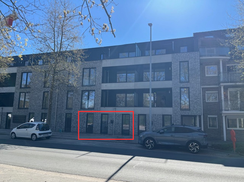 Deze gelijkvloerse wooneenheid beschikt over 2 slaapkamers en combineert comfort met privacy. Het appartement geniet van een zuidgericht terras, een p
