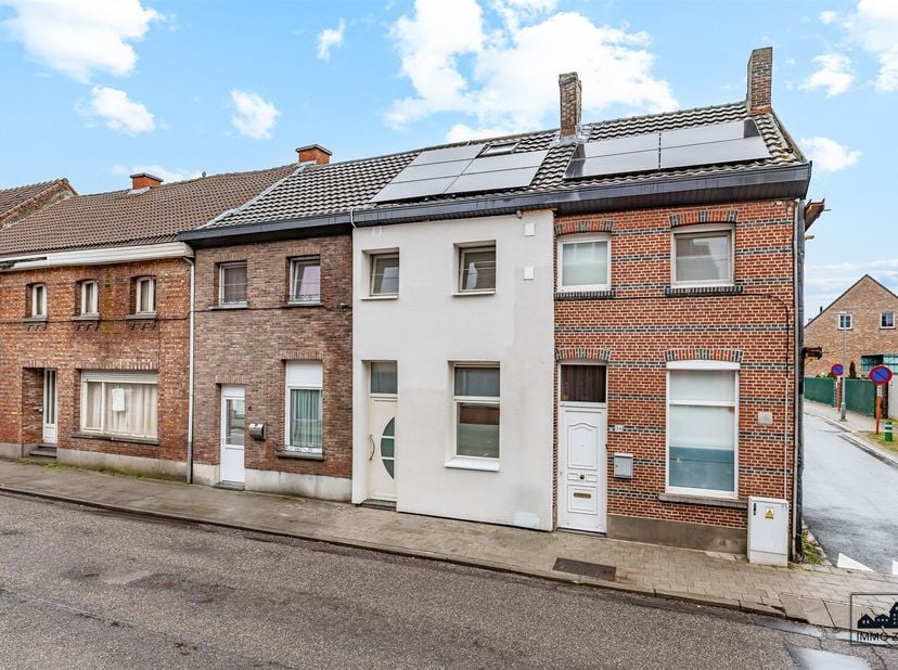 Bent u op zoek naar een energiezuinige, recent vernieuwde woning op een centrale ligging in Temse? Dan is deze charmante rijwoning zeker een bezoek wa