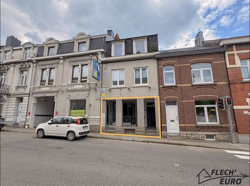 Flecheuro vous propose un superbe rez-de-chaussée commercial de ±135 m², situé au sein dun immeuble mixte de caractère à Heusy. Ce spacieux espace com