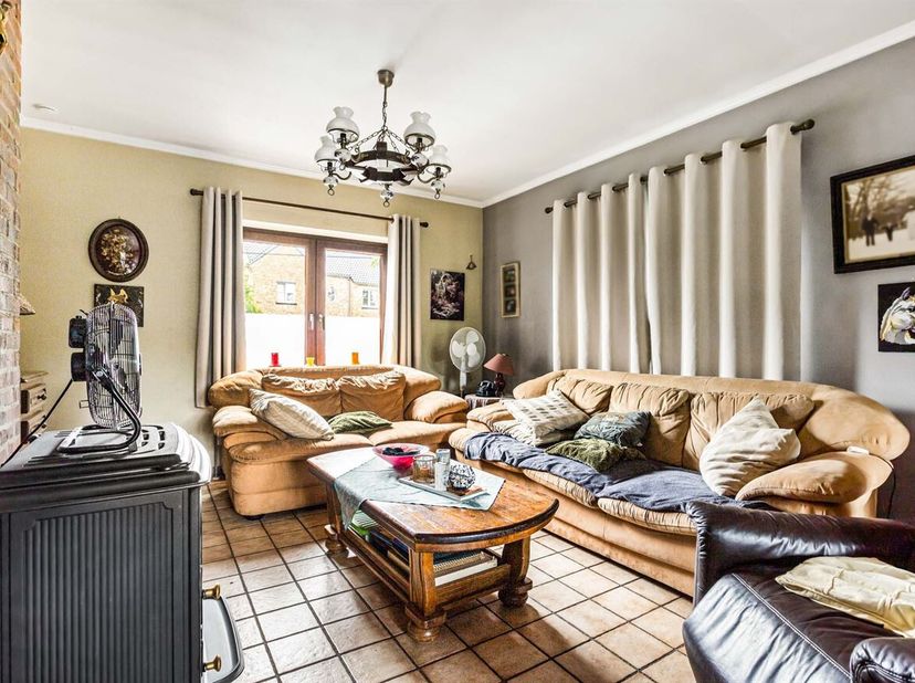 Ruime halfopen woning met 4 slaapkamers, garage en tuin in Riemst<br />
Op een gunstige locatie in de Maastrichterstraat 29 te Riemst bevindt zich dez