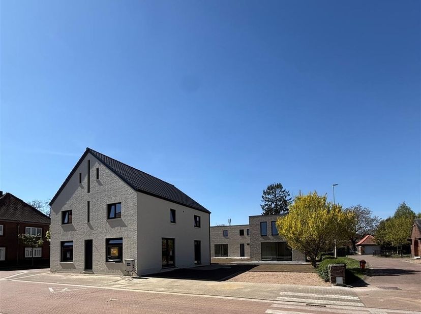 Deze woning maakt deel uit van een nieuw en volledig aangelegd woonerf in een rustige, kindvriendelijke en landelijke omgeving.<br />
<br />
Het woo