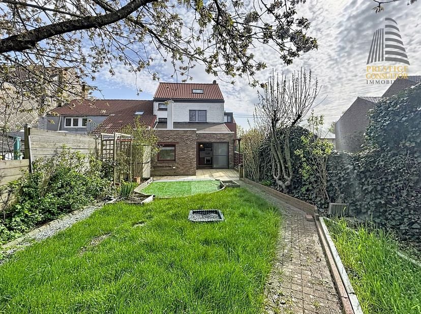 DILBEEK - REF: 87195286 - PRACHTIGE EENGEZINSWONING MET 4 SLAAPKAMERS EN TUIN!!!<br />
Gelegen in een bijzonder aangename en rustige omgeving bieden w
