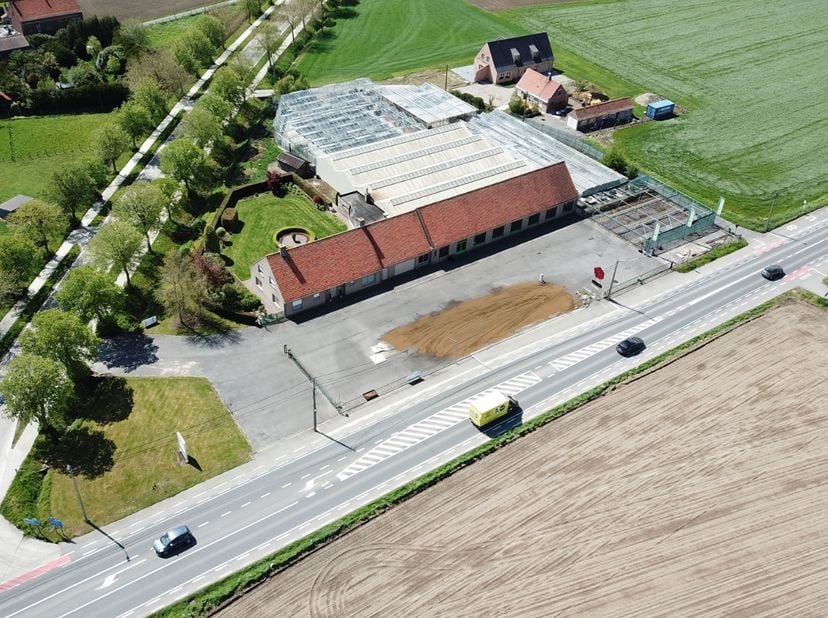 Aan het gehucht 'de Gapaard' te Lo-Reninge, stellen wij u deze bedrijfsgebouwen (winkelpand en serres, beiden uitsluitend voor opslag) met woning&amp;nbsp