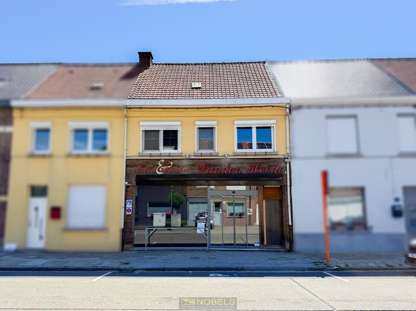 UITERST GUNSTIG GELEGEN HANDELSPAND met WOONST, gelegen op een toplocatie met HOGE VISIBILITEIT nabij het CENTRUM van Oudenaarde. Dankzij de BRUIKBARE