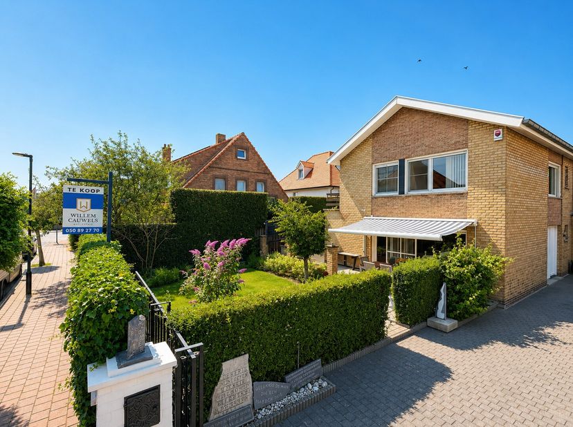 In een mooie woonwijk te Knokke-Heist bevindt zich deze volledig vrijstaande woning, voorzien van een zonnige tuin, een grote oprit en een garagebox.