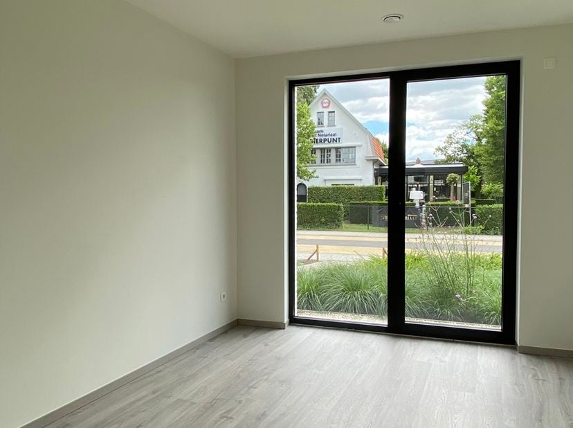 Dit knappe nieuwbouw appartement is gelegen op het gelijkvloers en je kan hier zowel aan de voorzijde op het terras als aan de achterzijde in de tuin