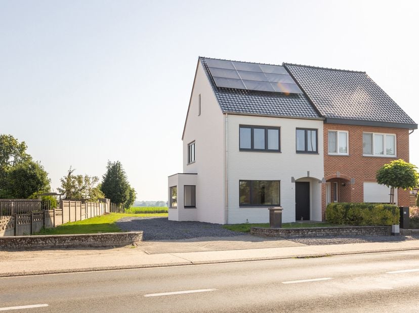 Volledig gerenoveerde gezinswoning met zicht op weide op een ruim perceel van 9 are 45 ca!<br />
De woning werd in 2025 volledig gestript en voorzien