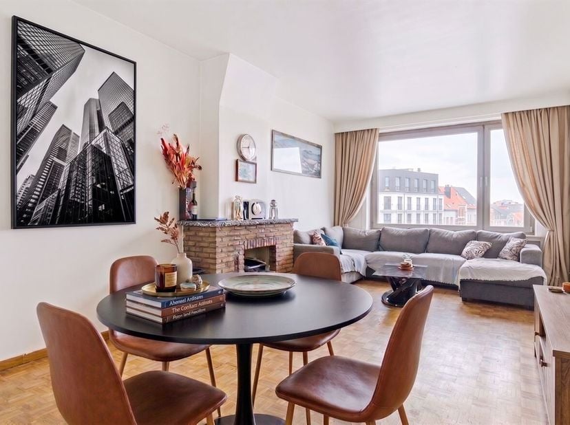 Instapklaar en ruim appartement (76m²) met 2 slaapkamers, op toplocatie te Antwerpen!<br />
Ligging:<br />
De Amerikalei ligt op de grens tussen het b