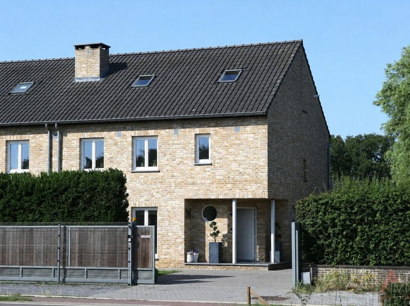 Uitzonderlijk ruime halfopen bebouwing met 4 slaapkamers, 2 badkamers, volledig onderkelderd en uitbreidingsmogelijkheden op zolderverdiep.<br />
Inst