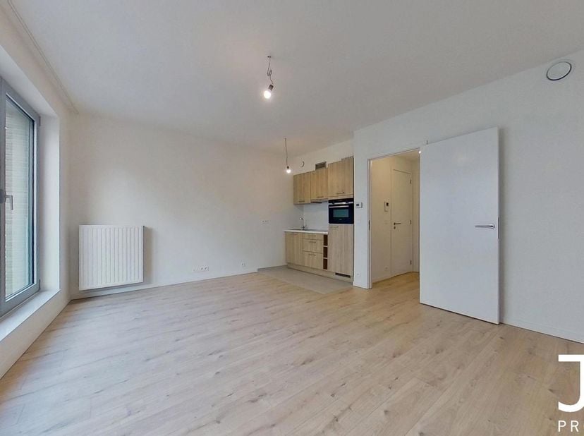 Situé à deux pas du Parc Josaphat dans un quartier vivant, magnifique studio dans un immeuble neuf.<br />
Le studio se compose comme suit : un hall d'