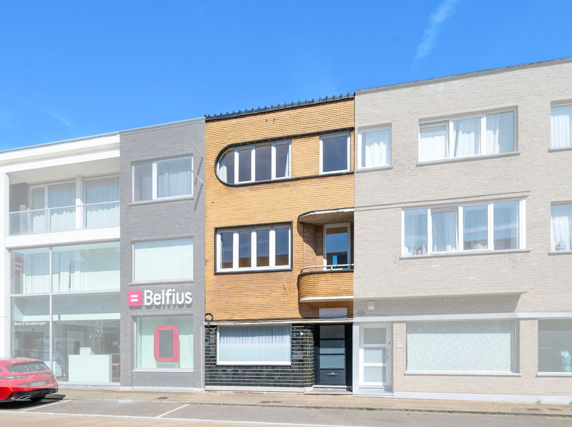 Deze woning met een charmante uitstraling bevindt zich in het centrum van Nieuwkerken. De woning biedt u op het gelijkvloers een inkomhal, een leefrui
