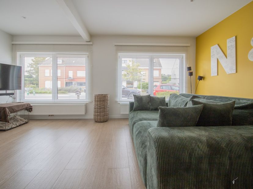 Volledig gerenoveerde HOB met 4 slaapkamers op 431 m². <br />
<br />
Gelijkvloers: <br />
Inkomhal van 5 m². <br />
Woonkamer van 46 m² op parkett
