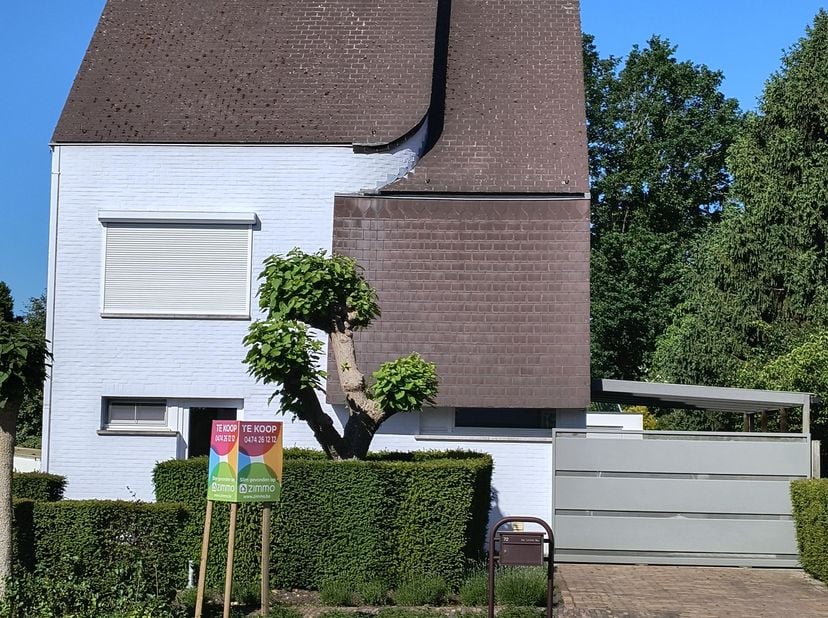 Bent u op zoek naar een instapklare, energiezuinige woning. Deze uitstekend onderhouden halfopen bebouwing (bouwjaar 1981) combineert modern comfort,