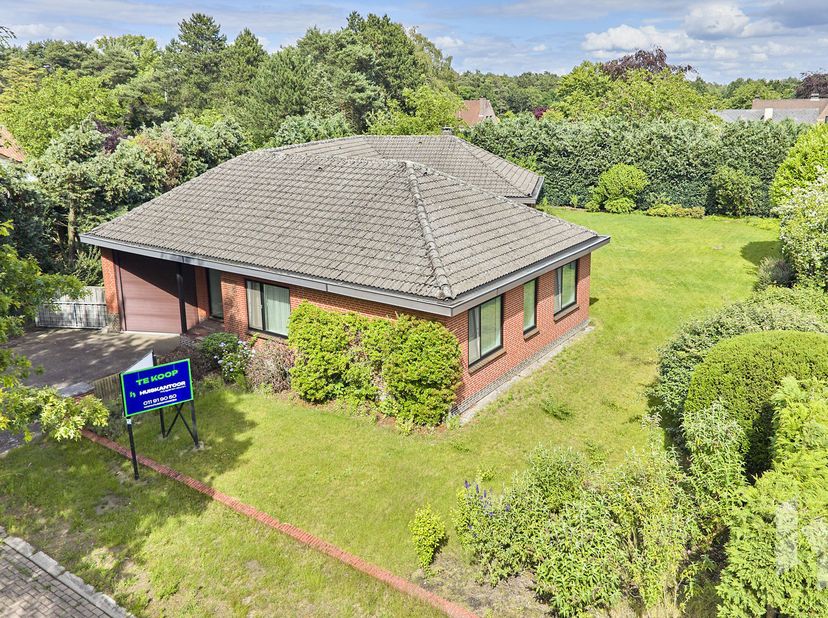 Goed onderhouden, gelijkvloerse woning (301 m²) met een lichtrijke woonkamer, 5 slaapkamers en een inpandige garage.<br />
De woning beschikt over zee