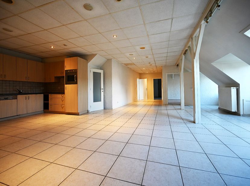 Appartement 133 m² op 1ste verdiep met ruime lichtrijke leefruimte, keuken met keramische kookplaat, spoelbak, oven, vaatwasser, berging met aan-en af