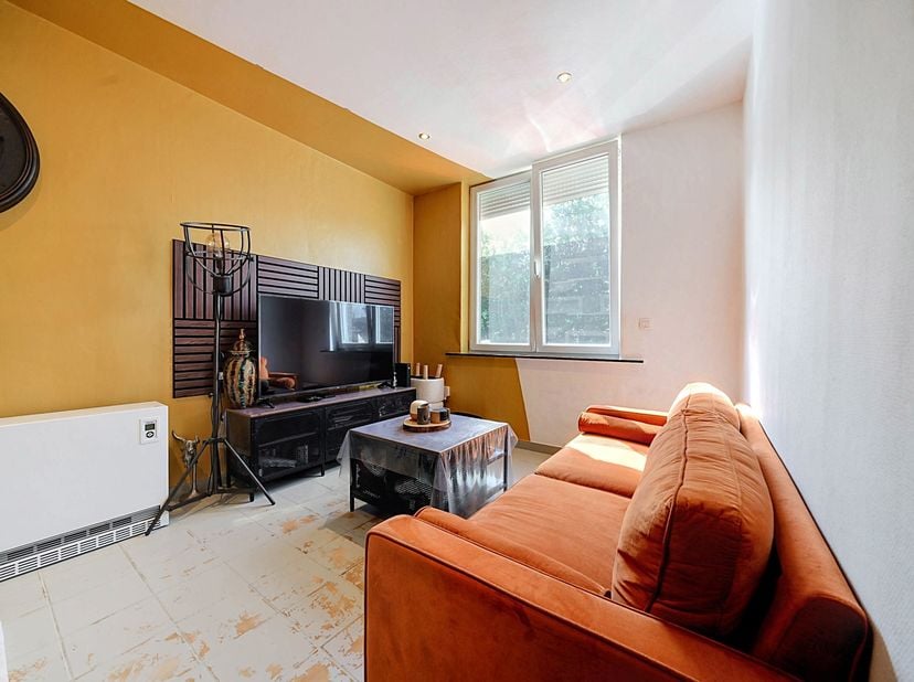 EasyHome est ravi de vous présenter cette agréable maison 3 chambres, idéalement située à Engis, à deux pas des commodités, des transports et des prin
