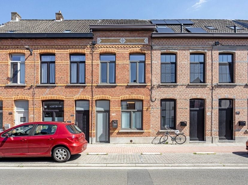 Instapklare woning met 4 slaapkamers en tuin nabij het centrum van Lier<br />
<br />
Op het gelijkvloers bevindt zich een gezellige leefruimte met ope