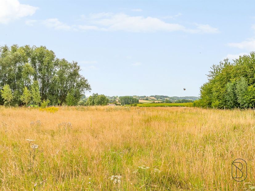 Deze bouwgrond is zeer mooi gelegen, genietend van alle rust en privacy, met een prachtig open zicht. <br />
Voor de bouw van een villa. 789m2. Straa