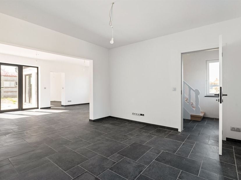 Volledig gerenoveerde woning op circa 1.254m².<br />
We betreden de woning via de inkomhal met gastentoilet.  Verder volgt de woonkamer. De woonkamer