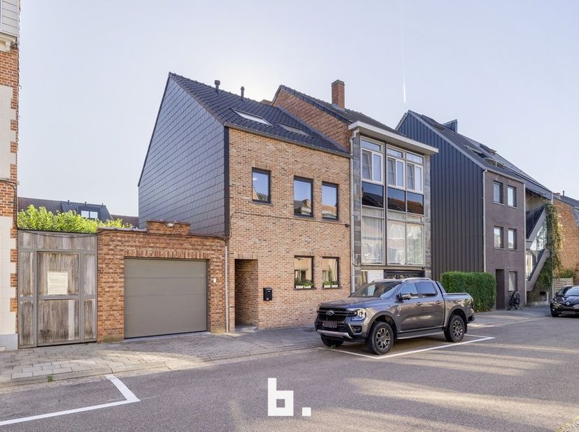 Eigentijdse en energiezuinige gezinswoning met zuidgerichte stadstuin in Hasselt.<br />
<br />
Eerste bezoekdag, zaterdag 5 september, op afspraak. Af