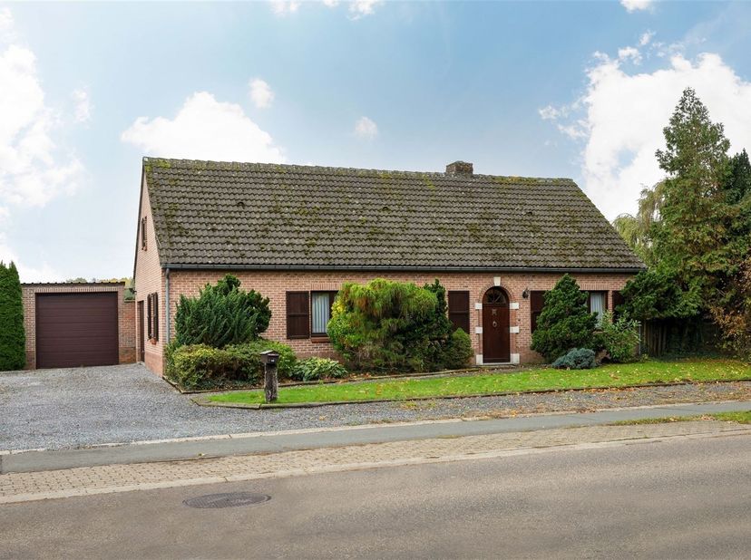 Verrassend ruime gezinswoning met veel potentieel in prachtige groene omgeving<br />
<br />
Omgeving:<br />
+ Omgeven door uitgestrekte landschappe