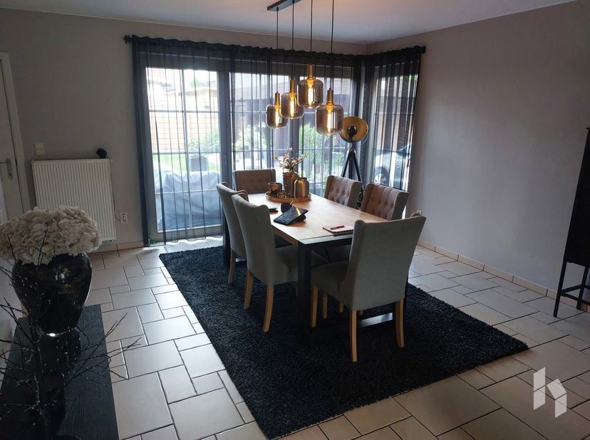 Ruime en rustig gelegen gezinswoning (120m²) met 3 slaapkamers en een tuin in Lommel! <br />
BIJZONDERHEDEN:<br />
- rustig gelegen<br />
- tuin met t