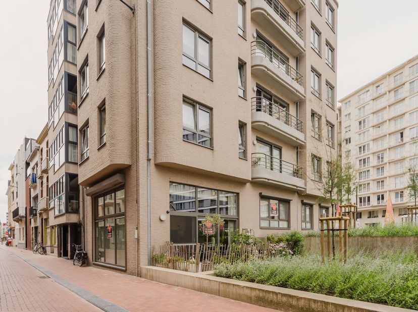 Cet appartement soigné, situé au rez-de-chaussée, bénéficie d'un emplacement exceptionnellement avantageux sur la place du Casino, dans un quartier de