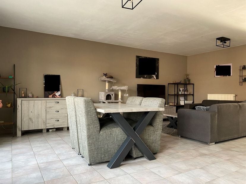 Ruim duplex-appartement in het centrum van Wuustwezel.  <br />
<br />
Ligging:<br />
Het appartement is gelegen in het centrum van Wuustwezel. Alle