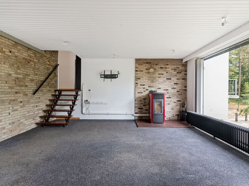Split-level gezinswoning met 4 slaapkamers (mogelijk 5), garage en tuin<br />
Deze op te frissen split-level gezinswoning met 4 slaapkamers (mogelijk