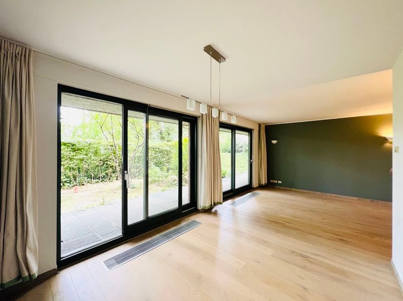 WOLUWE-SAINT-LAMBERT, ideaal gelegen vlakbij het metrostation Tomberg en Woluwe Shopping, talrijke parken en openbaar vervoer, aangenaam APPARTEMENT (
