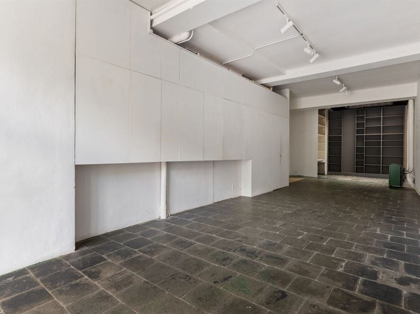 Local commercial au rez-de-chaussée à vendre dans un emplacement de choix  Vrijdagmarkt, Anvers <br />
Vous recherchez un local commercial dans un emp