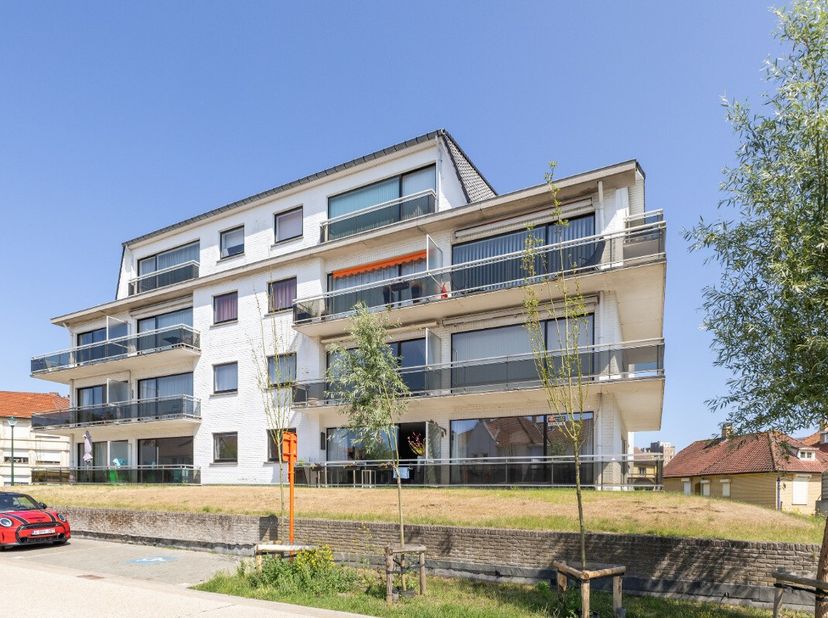 De Panne: Centraal gelegen garage te koop Bent u op zoek naar een gemakkelijk toegankelijke garage in het centrum van De Panne? Deze afgesloten garage