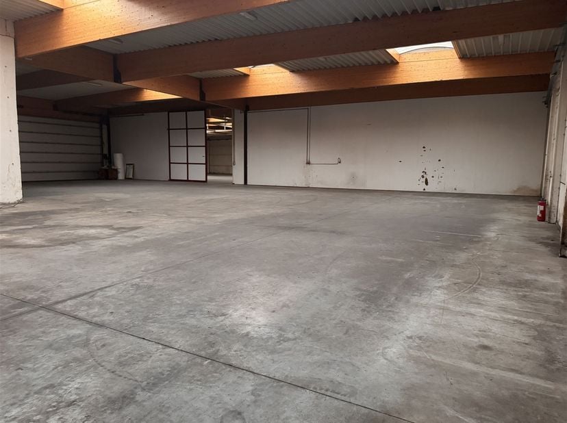 Cet entrepôt spacieux de 1 725 m² à Anzegem est le choix idéal pour les entreprises à la recherche d'un grand espace commercial flexible dans un endro