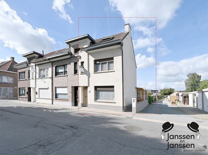 Knusse woning in centrum Hamme<br />
Deze eengezinswoning is centraal gelegen.<br />
Je kan de woning betreden via de hoofdingang, zo kom je in de lee