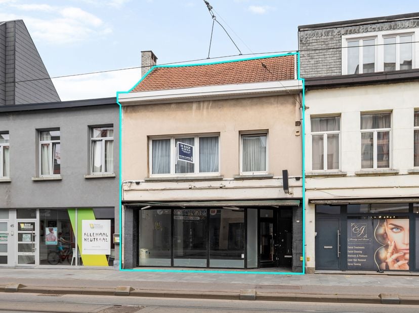Handelshuis met zichtbaarheid, ruimte en mogelijkheden! <br />
Met 264 m² commerciële ruimte, een 110 m² duplex appartement en een terras van 40 m² is