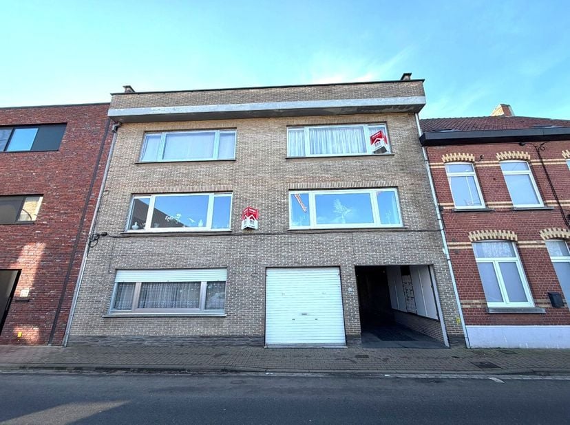 [[ DIT PAND NEEMT DEEL AAN DE ERA OPEN HUIZEN DAG OP 13/6 VAN 9:30 TOT 10:30 ]] In een zeer rustige, maar tegelijk vlot bereikbare buurt in Roeselare