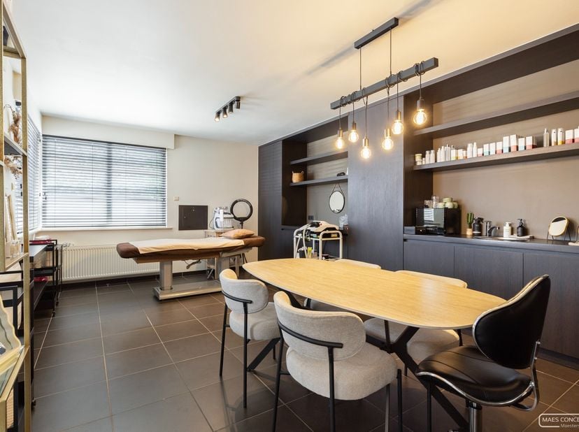 Via het sas zijn er 3 afzonderlijke toegangen, voor het bereiken van de 2 handelspanden&amp;nbsp;en het&amp;nbsp;&amp;nbsp;appartement met 3 slaapkamers.<br />
Ha